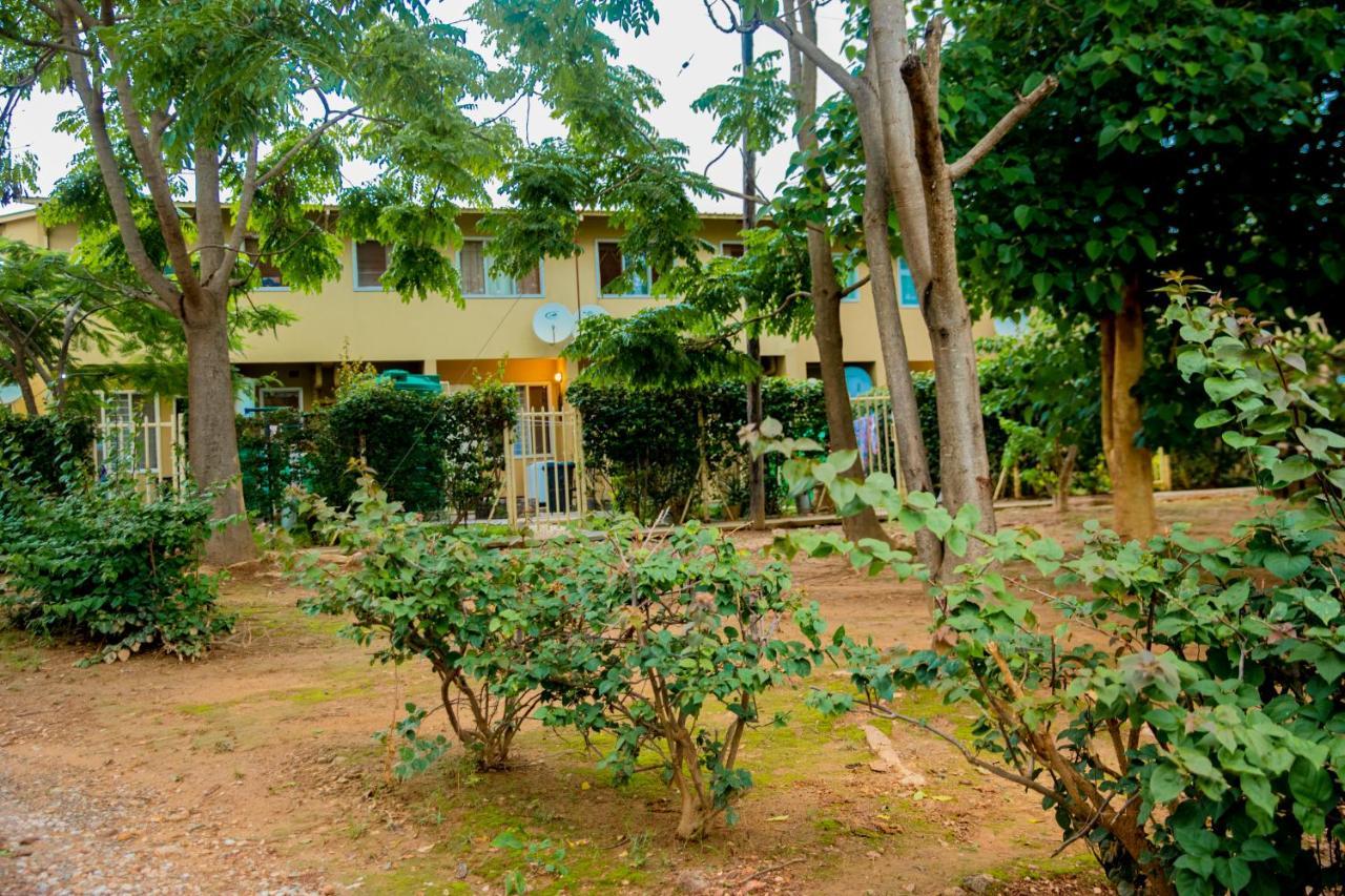 Sanctuary Aparthotel-Ac-Garden- Solar-Wi-Fi -Firepit-Park-Carport 卢萨卡 外观 照片