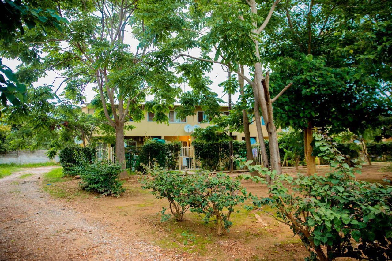 Sanctuary Aparthotel-Ac-Garden- Solar-Wi-Fi -Firepit-Park-Carport 卢萨卡 外观 照片